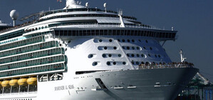 В Ялту зашел лайнер, который будет катать туристов по курортным столицам Черного моря