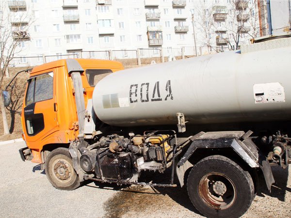 Гражданам подвозили воду. Фото с сайта: dailynewslight.ru.