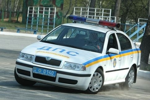 Мужчина повредил два патрульных авто. Фото с сайта: autosite.com.ua.