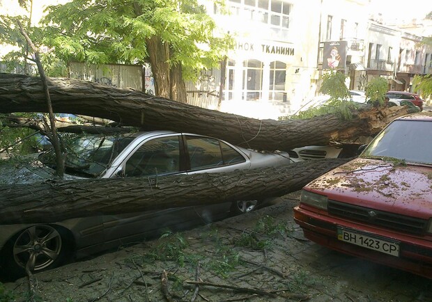 Машины повреждены. Фото - Mandrik "Одесский форум" 