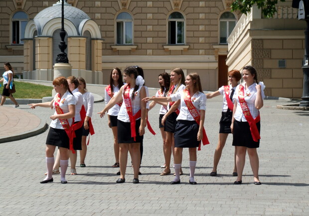 Выпускницы танцуют у Оперного. Фото - od.vgorode.ua