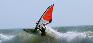 В Одессе спасли виндсерфера, потерявшегося в море