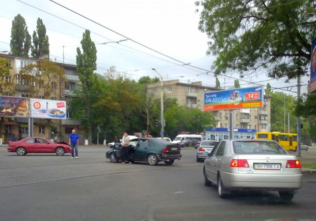 Автомобилисты перегородили дорогу. Фото: Natalia B ("Одесский форум").