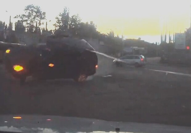 Водитель джипа на скорости снес два авто. Фото - скриншот видео. 