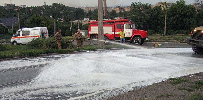 Пожарные мыли дорогу. Фото с сайта: kalina-club.com.ua.