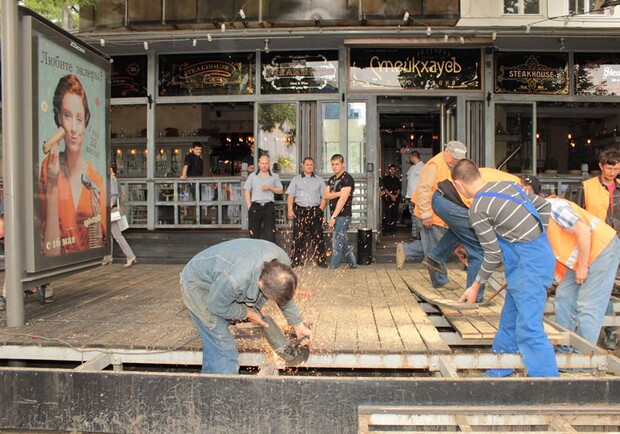 В центре снесли площадку ресторана. Фото - facebook.com/Mayor.of.Odessa