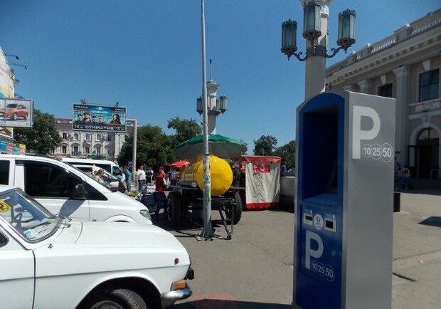 Первые паркоматы уже обслуживают автомобилистов. Фото - novostnik.com.ua