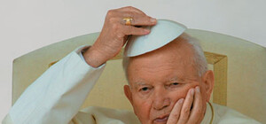 На Крещатике показывают личные вещи Папы Римского