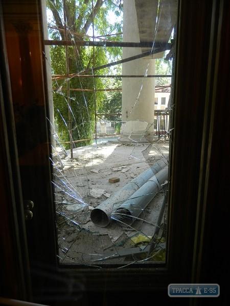 Неизвестные разбили окно в горсовете. Фото - trassae95.com