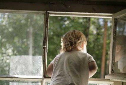 Ребенок выпал из окна.
Фото - mosaica.ru