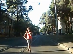 На Старопортофранковской улице  заплаканная девушка умоляла водителя сбить ее. Фото: принт-скрин видео