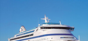 В Одессу зашел люксовый лайнер с нудистским пляжем на борту