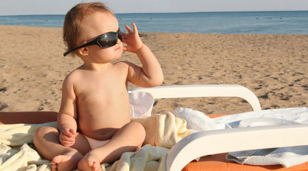 Детей часто оставляют на солнце. Фото - parenting.ru