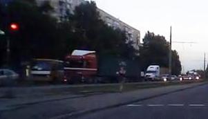 На дороге образовалась большая пробка. Фото: PrtSC с видео Светланы Ливеняки.