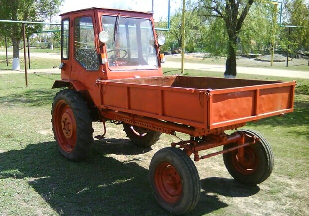 Такой трактор весит около двух тонн. Фото с сайта: usedauto.com.ua.