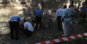 Тело женщины нашли на улице. Фото с сайта: rupor.od.ua