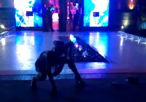 Танцовщица покорила Аркадию. Фото - скриншот видео. 