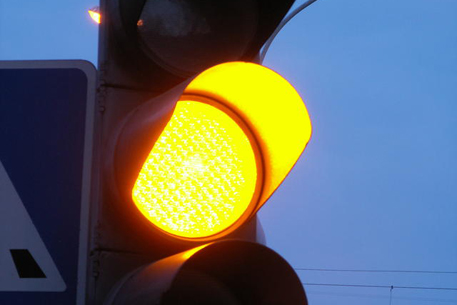 Мигающие желтые светофоры по всему городу - работающие, просто на такой режим их поставило ГАИ. Фото с сайта minjust.gov.ua