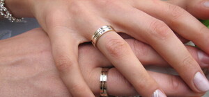 Где и за сколько можно купить обручальные кольца в Донецке? Скромные, шикарные, необычные...