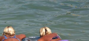 В Одессе двух девушек на матрасе унесло в открытое море