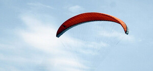 Дню парашютиста посвящается: смелые девушки прыгают, а юноши берегут нервы