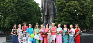 В центре города бесплатно раздавали цветы