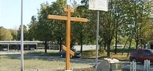 В Мариуполе день ВДВ закончился поломанным крестом