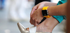 Забег на шпильках около Донецк-Сити, фотоотчет: красотки приматывали каблуки скотчем