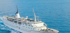 Лайнер Adriana с бассейном и салоном красоты на борту снова гостит в Одессе