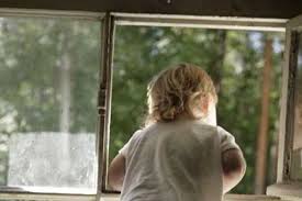 Детишки любят выглядывать в окна. Фото - uralinform.ru