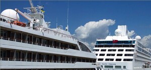 Сегодня в Одессу зашли сразу два огромных VIP-лайнера