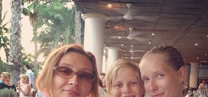 Vgorode подсмотрел: Осадчая без макияжа отдыхает с мамой и сыном