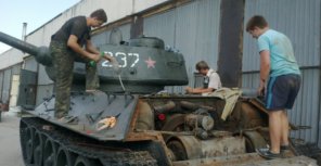 Мэрия ищет луганчан-добровольцев, которые помогут покрасить танк Т-34