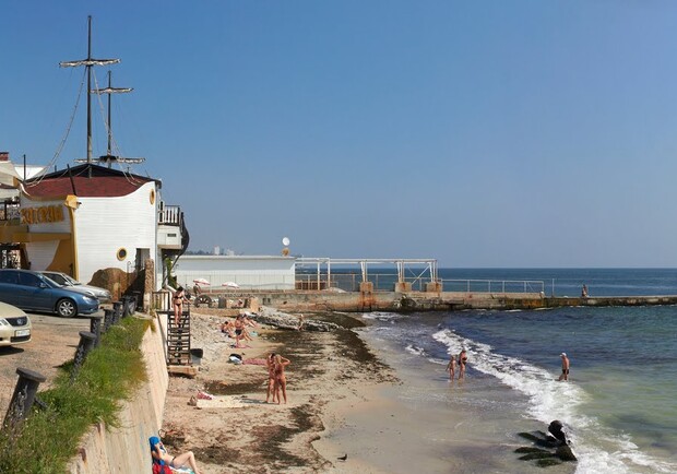 Возле пирса на пляже отдыхающие обнаружили труп.
Фото - panoramio.com