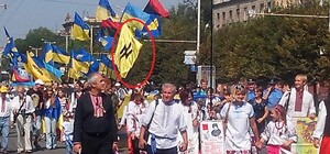 Часть запорожцев встретила 24 августа под свастикоподобным знаменем: Фотофакт