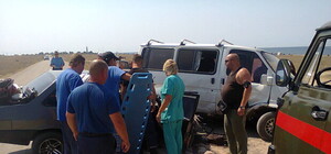 В Крыму микроавтобус протаранил легковушку: пятеро пострадавших, среди них беременная