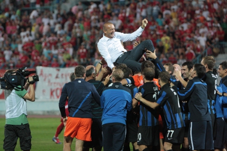 Сами футболисты праздновать начали еще в Албании. Фото - chernomorets.odessa.ua