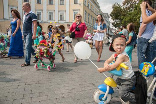Более полусотни малышей и взрослых прошлись по Приморскому бульвару. Фото: Максим Войтенко.
