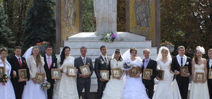 В День города для луганских молодоженов устроили бал