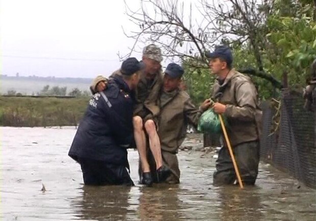Спасатели на руках выносили пострадавших. Фото mns.gov.ua.