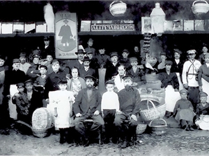 Коллектив «Старого конного рынка» на фоне одной из первых лавок. Фото: odessa-history.livejournal.com.
