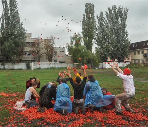 Новость - Досуг и еда - Томатная битва в Одессе: не в крови, а в помидорах