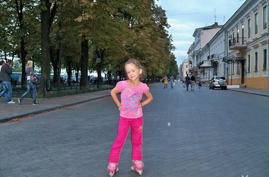На девочку рухнула сухая ветка. Фото: odnoklassniki.ru.