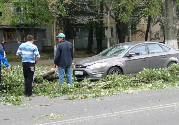 Машины плохо переживают непогоду. Фото: занесенная ветром ("Одесский форум").