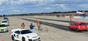 Гоночный автомобиль чуть не влетел в зрителей