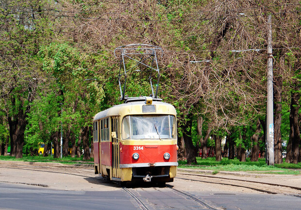 Пока не ходят трамваи, людей возит автобус. Фото с сайта: transphoto.ru.
