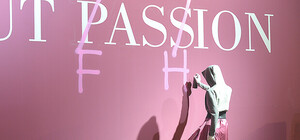 Неделя моды, день первый: леопардовые шубы, звездные гости и мальчики в цветных шортах от Олега Скрипки