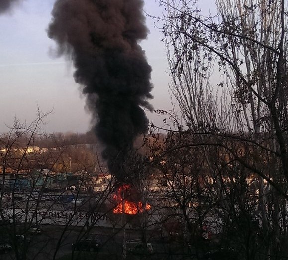 В Одессе горят строительные рынки. Фото - minipro "Одесский форум". 