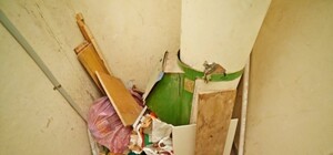Как бороться с соседями, которые захламляют этаж: идеи и советы