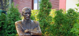 Спасите Булгакова: туристы натерли нос писателя до неприличного блеска